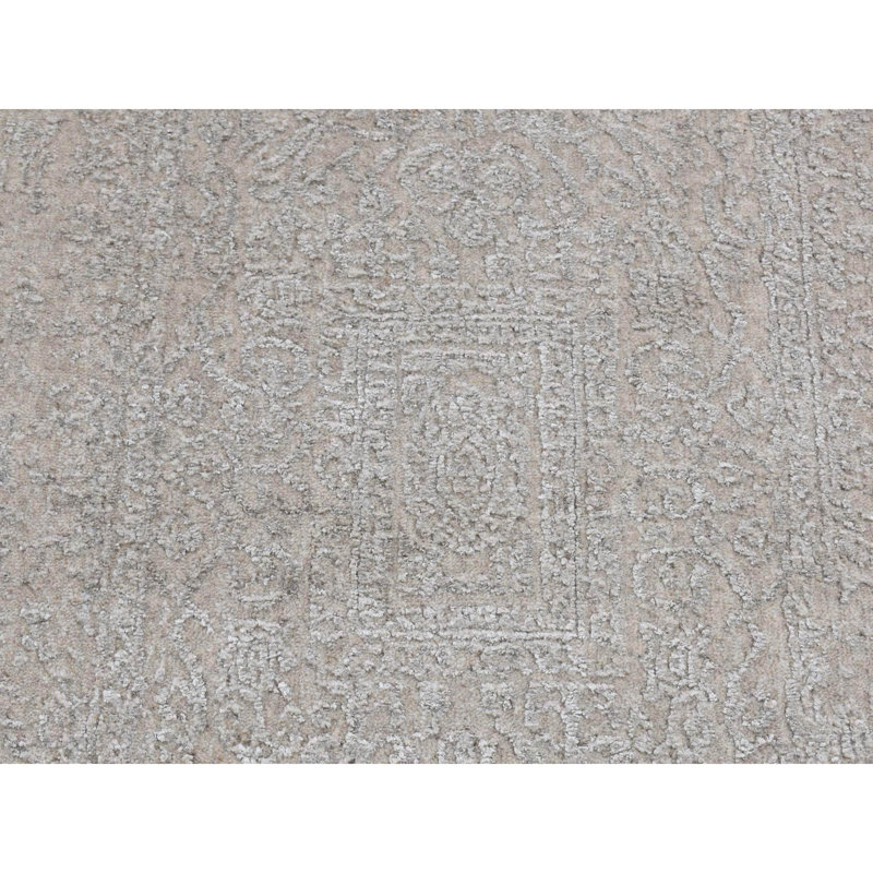 Tapis de couloir gris nouvel âge en soie 2 pi 5 po x 12 pi Catheleen