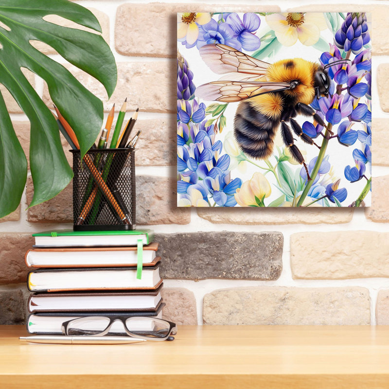 «Bee With Blue Flowers» par Momart, art mural sur toile, H 12 po x l 12 po x P 0,75 po