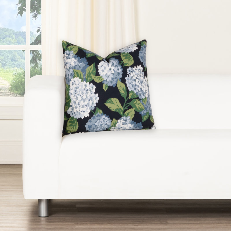 Coussin 100% coton Magnolia Home Fashions, Motif floral bleu, Polyester, H 20 po x l 20 po