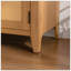Garde-manger arqué avec tablettes réglables, portes en rotin et style campagnard pour un rangement polyvalent dans plusieurs pièces
