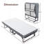 Lit pliant avec matelas en mousse à mémoire de forme, structure en métal robuste, roulettes et housse de rangement pour une utilisation peu encombrante.