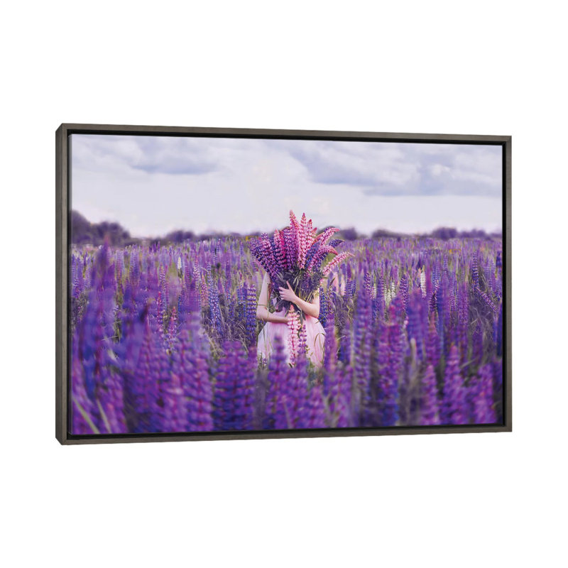 "Lupin Field" par Hobopeeba-impression, H 18 po x l 26 po x P 1,5 po, Toile avec cadre gris, Pas de tapis