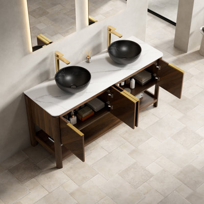 Meuble-lavabo de salle de bain INDIGO 60 po, armoire de rangement autoportante en contreplaqué avec 4 portes diagonales et tablette ouverte, 2 lavabos en céramique à motif de pierre noire et plateau en pierre frittée blanc de Carrare, grain de bois noyer foncé