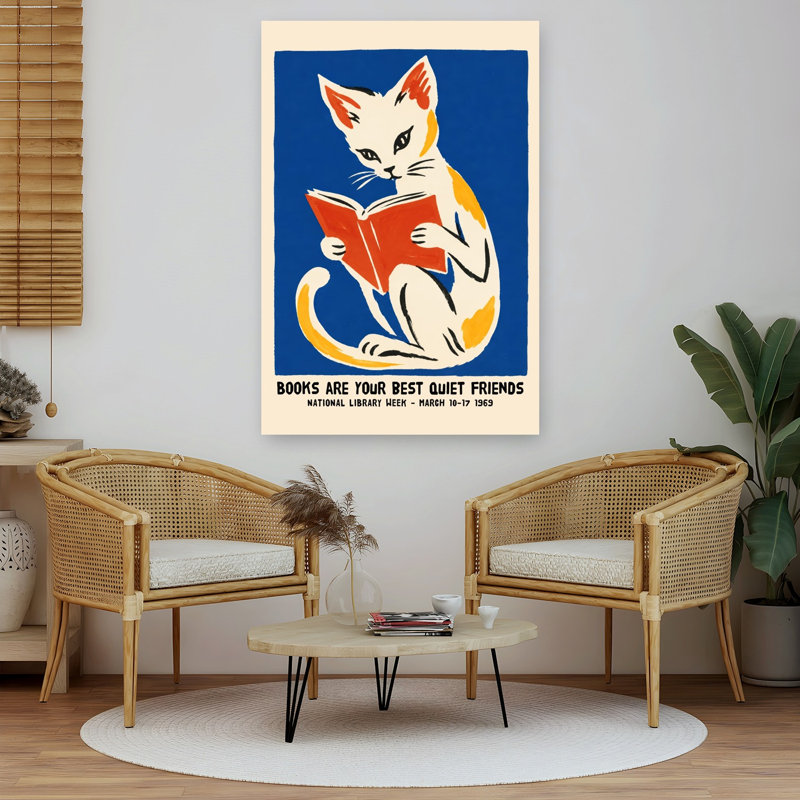 Chat silencieux lisant un livre, style rétro vintage, avec une illustration murale représentant un chat et une architecture.