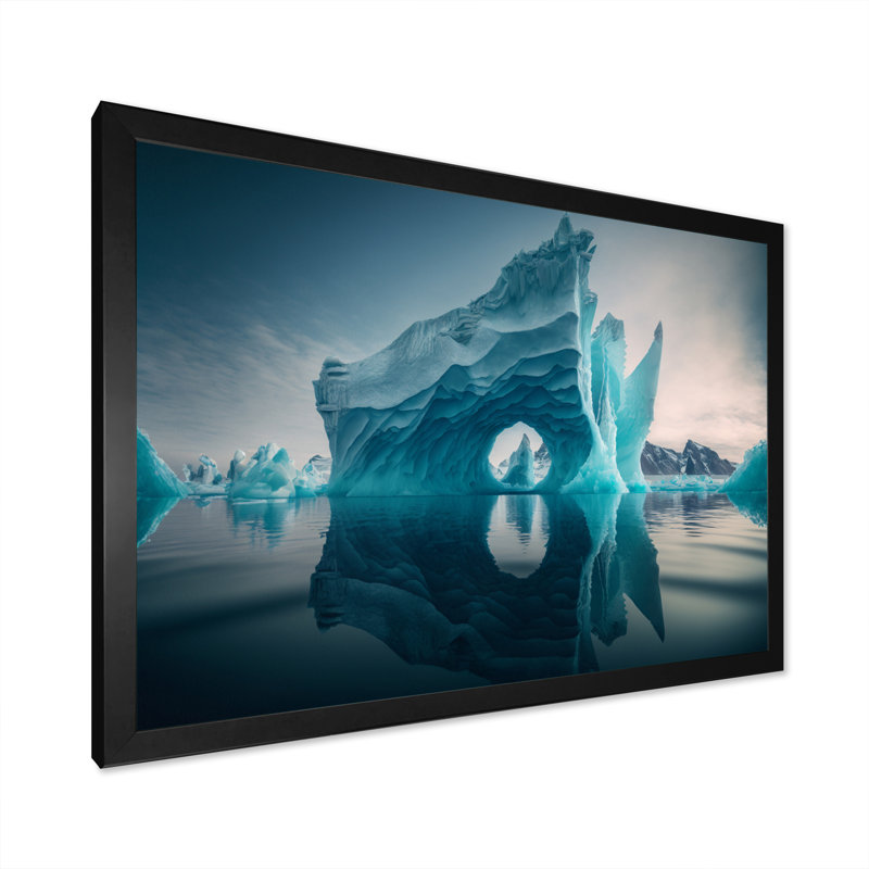«Northberg Blue and White Iceberg II», reproduction sur toile, H 30 po x l 40 po x P 1,5 po, Cadre photo noir