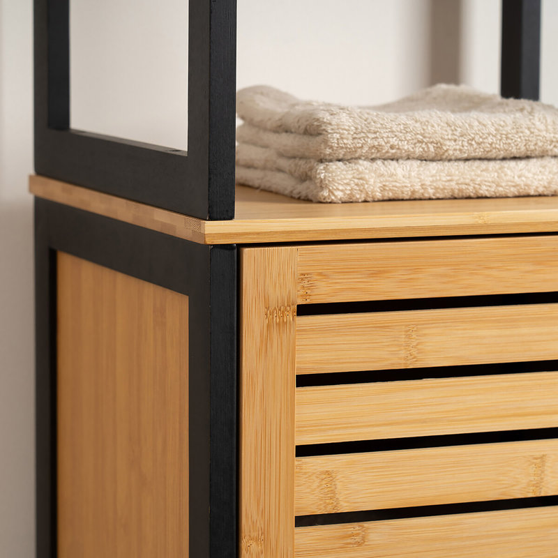 Armoire de rangement naturelle mince avec tablettes, cadre noir moderne et porte ventilée