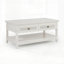 Large table basse Boho blanc grisâtre avec tiroirs en rotin et tablette de rangement, parfaite pour les espaces de vie élégants et fonctionnels.