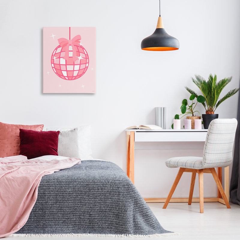 Boule disco rose avec toile ruban, design par Natalie Carpentieri, H 30 po x l 24 po
