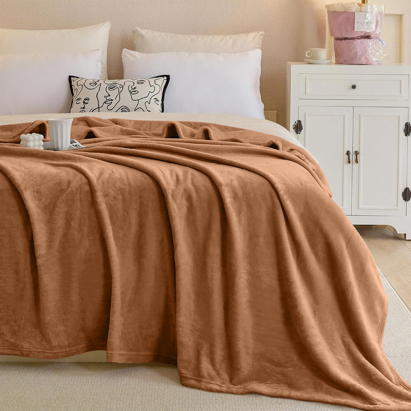 Premium Ultra-Soft Mink Fleece Blanket - Plush, Lightweight & Warm - Cozy Throw for Bed & Sofa, 270 cm x 230 cm, Camel