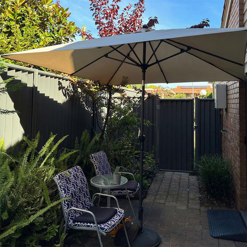 Parasol gris à manivelle carrée et inclinable 96 po, Gris, L 97 po x P 97 po