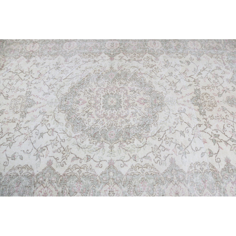 Tapis turc rétro tissé à la main dans un élégant motif floral qui confère un charme intemporel à votre décor