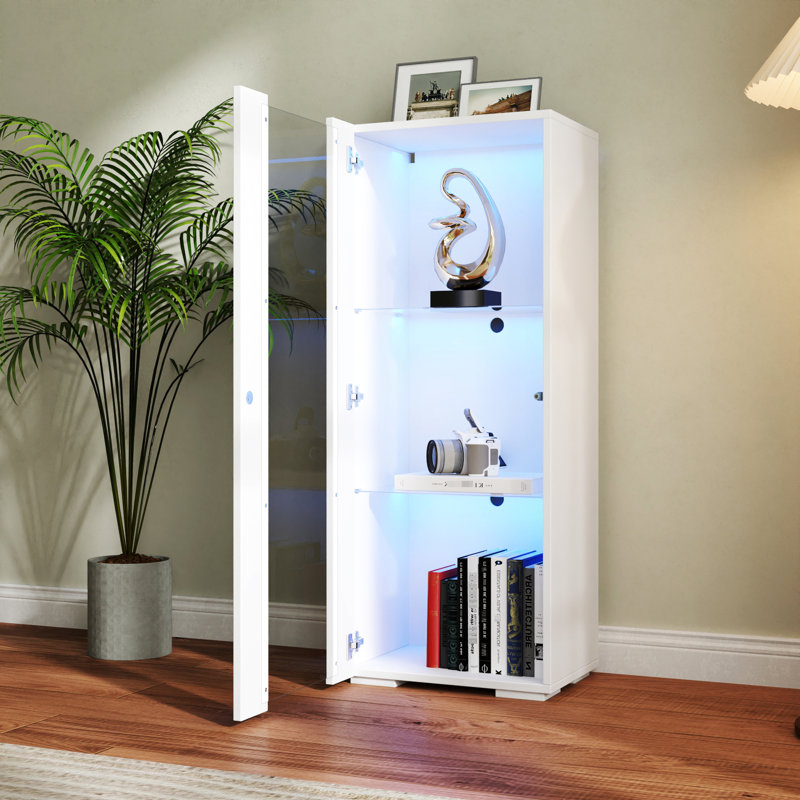 Armoires de rangement avec tablettes en verre et éclairage en aluminium Almendarez Construction