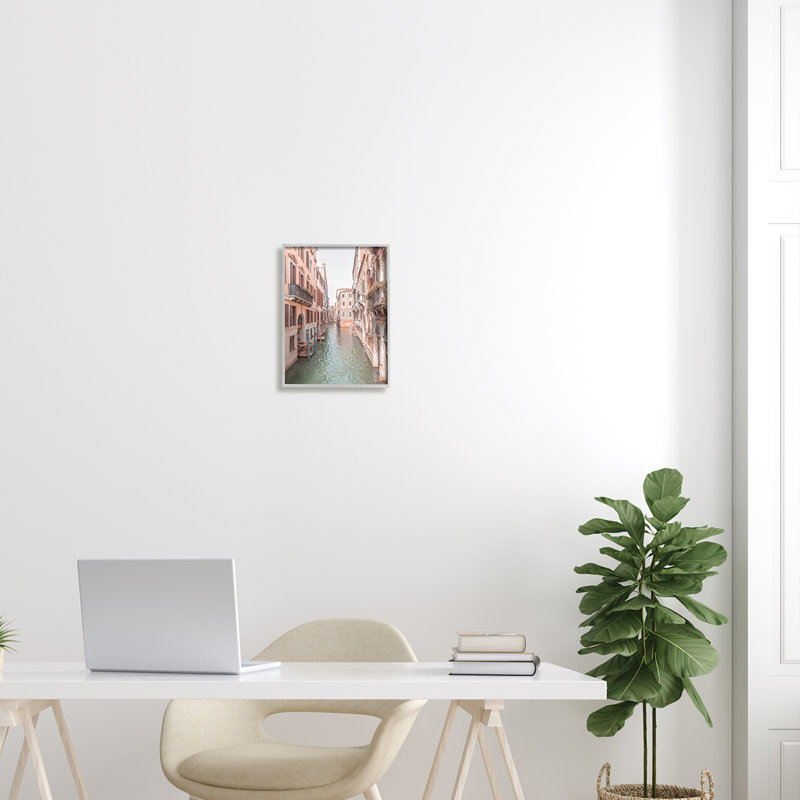 «Urban Canal Town Buildings» encadré sur bois par Erin Marie, photographie, H 11 po x l 14 po x P 1,5 po