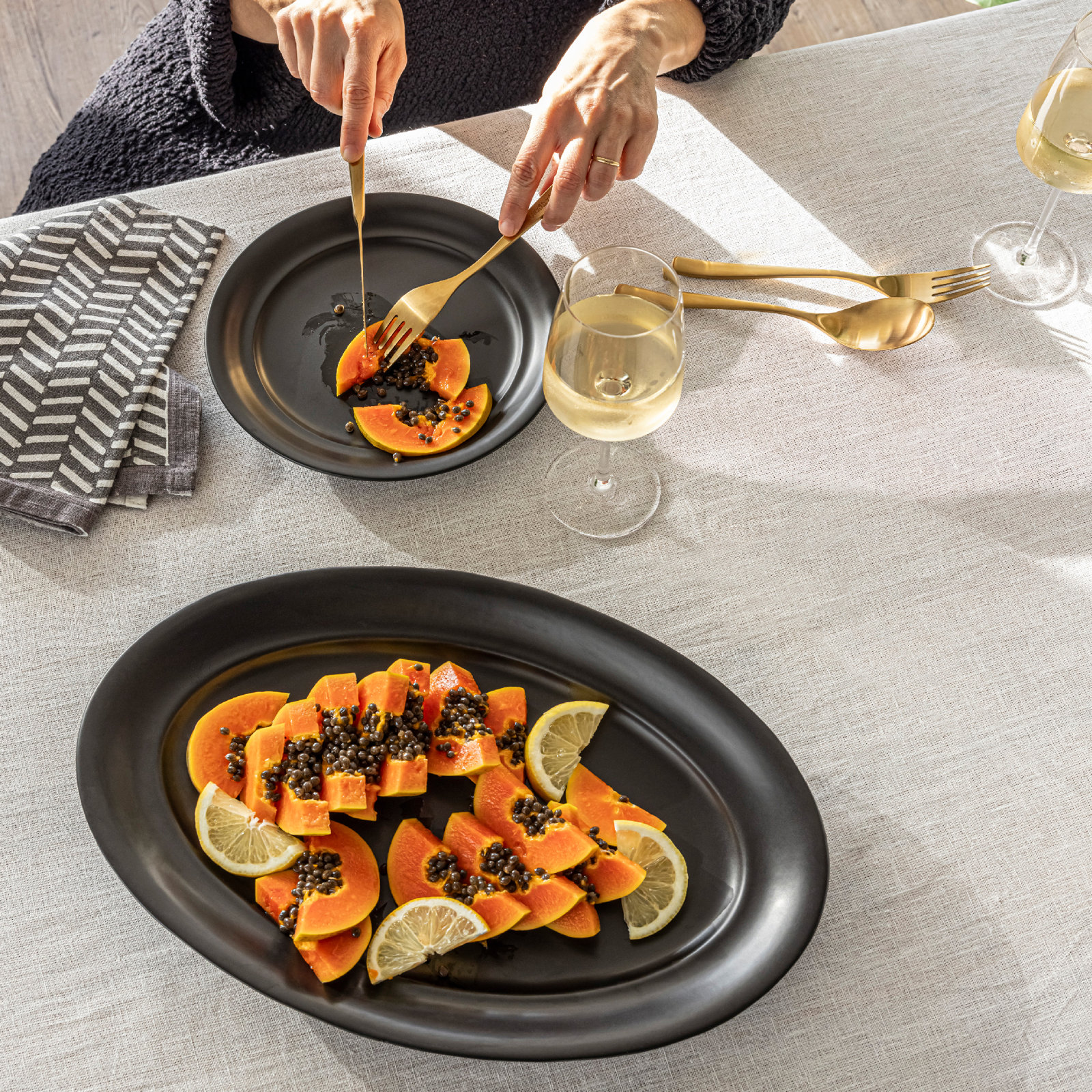 over&back Rimmed Platter, Black