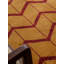 Tapis d'intérieur rectangulaire en laine rouge et or, noué à la main selon des motifs géométriques.-1179979662