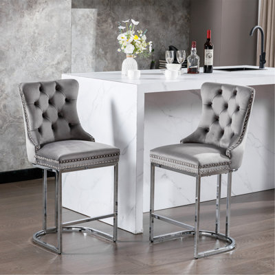 Ensemble de 2 tabourets de bar de 26 po à hauteur de comptoir, tabourets de bar modernes en velours avec dossier à boutons et garniture de rivets, tabourets de bar de style campagnard avec pieds en métal chromé robustes (gris, paquet de 2)