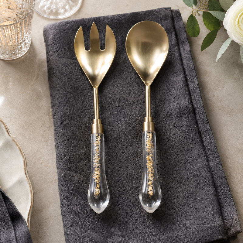 Ensemble de 2 ustensiles à salade modernes en résine, présenté dans un coffret, idéal pour les réceptions et les repas de famille. Ces ustensiles de service, transparents et dorés, sont parfaits pour la cuisine et les réceptions.