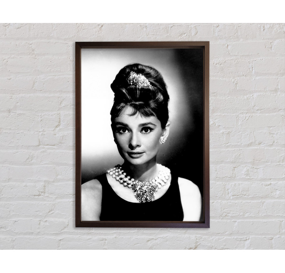 Audrey Hepburn Diamanten und Perlen Gerahmter Druck