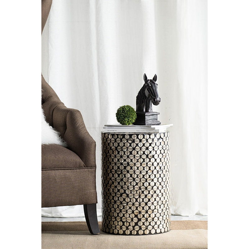 Tabouret cylindrique de jardin en noir et or, table d'appoint décorative avec coquille, pour un décor bohémien contemporain, tabouret noir / doré, motifs artistiques, convient à la décoration intérieure, 14 po x 14 po x 20 po