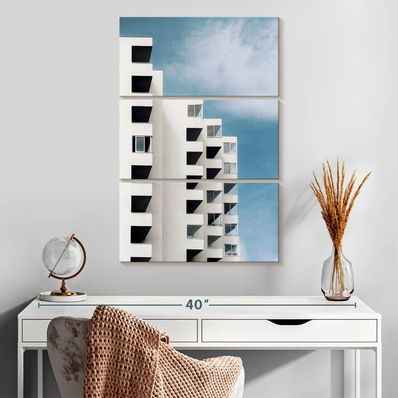 Bâtiments blancs modernes de la ville, H 32 po x l 20 po
