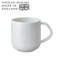 Grande tasse en porcelaine blanche arquée
