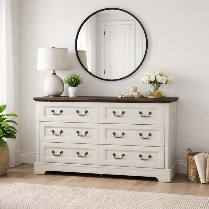 Commode en bois à six tiroirs Farmhouse avec poignées en métal, offrant beaucoup de rangement et un espace polyvalent pour la vie organisée.