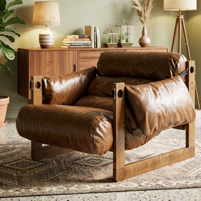 Large fauteuil d'appoint rembourré en similicuir avec structure en bois massif