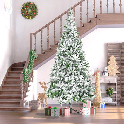 Arbre de Noël artificiel enneigé 9 pi avec branches réalistes