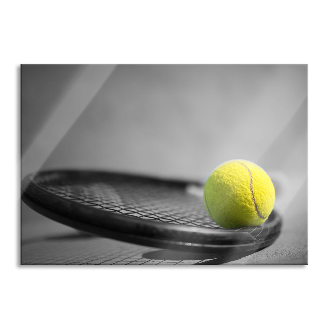 Ungerahmtes Foto auf Glas "Tennis Ball on Racket"