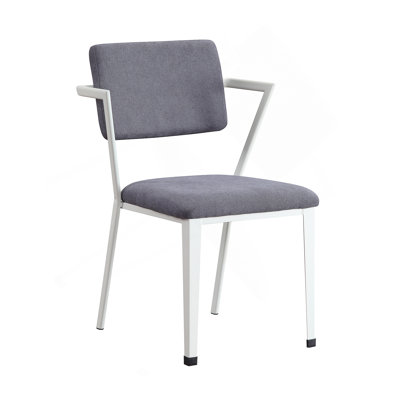 Chaise de bureau à haut dossier avec support lombaire rembourré et structure en métal industriel pour les environnements de travail ciblés.