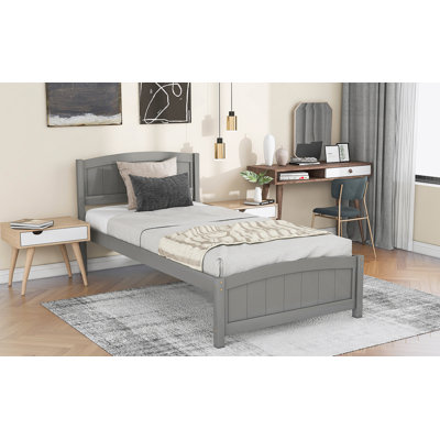 Lit plateforme minimaliste en bois avec tête de lit polyvalente, pied de lit et lattes de bois pour une chambre à coucher confortable et élégante.