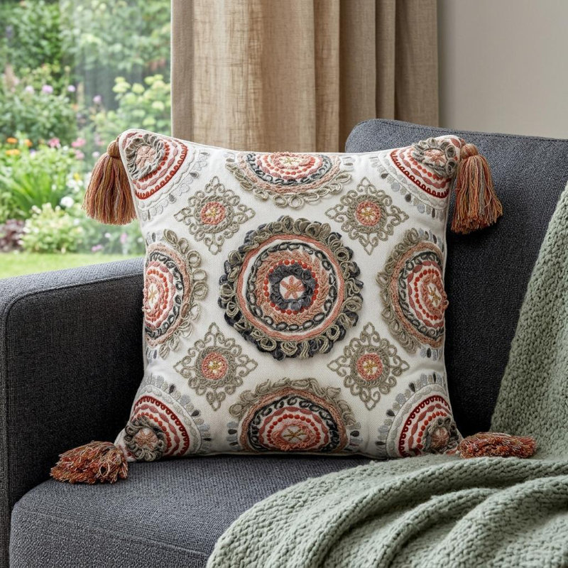 Coussin 18 "en coton rouge et blanc avec broderies et pampilles