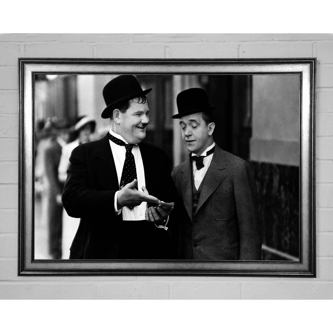 Laurel und Hardy Street Walk - Einzelner Bilderrahmen Kunstdrucke