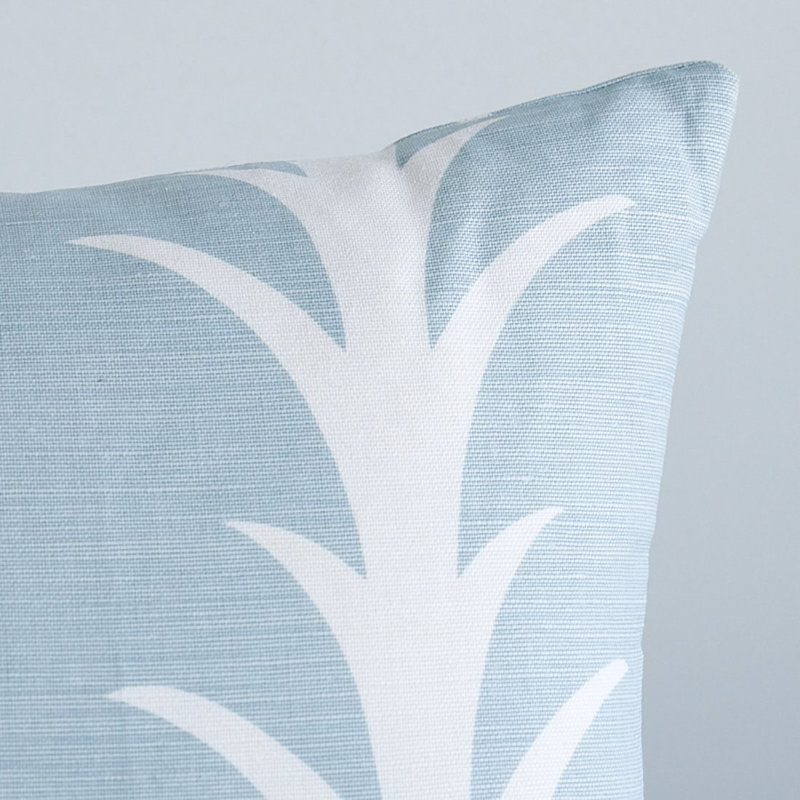 Coussin à rayures Schumacher x Celerie Kemble, Ciel