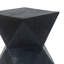 Table d'appoint légère en béton noir de 36,3 cm (14,3 pouces) avec finition peinte à la main et forme prismatique moderne pour la décoration de jardin. Dimensions, design et fabrication pour une utilisation intérieure et extérieure.