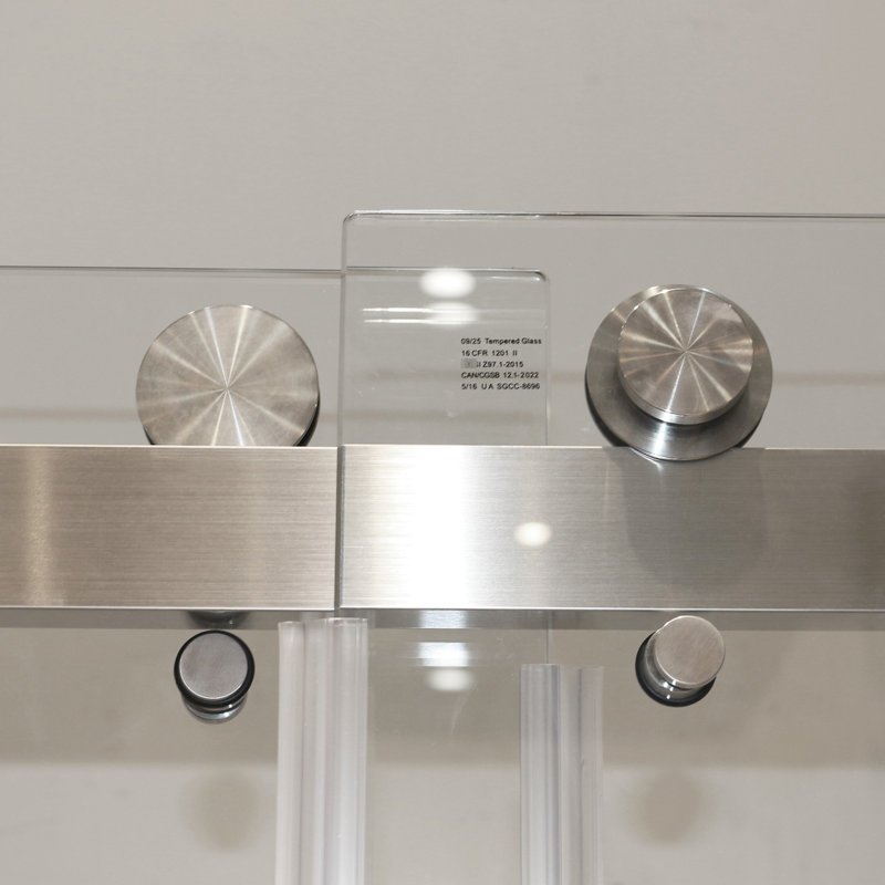 Porte de douche coulissante double de 55 à 59 po de largeur, verre trempé transparent de 8 mm de 5/16 po, acier inoxydable nickel brossé 304, poignée ronde avec nettoyage nano facile, poignée à conception d'eau, effet efficace