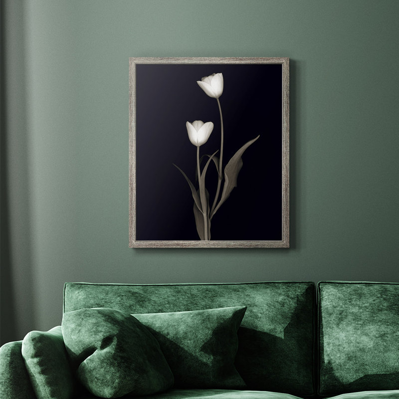 «Tulip Pose II», toile encadrée de qualité supérieure - prête à être accrochée, H 24 po x l 20 po, Argent patiné