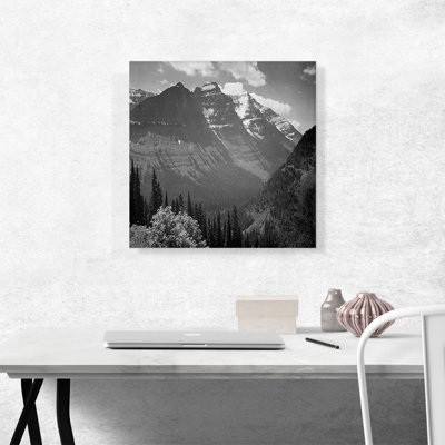 «Snow Covered Mountains in Glacier National Park Montana» par Ansel Adams - reproduction de photo sur toile tendue