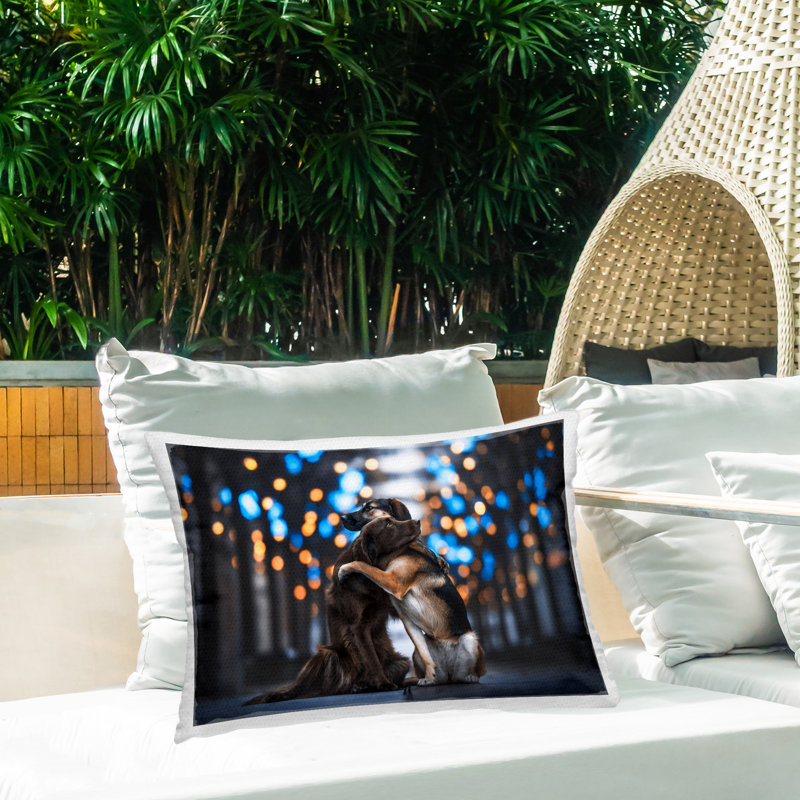 Coussin d'extérieur «Hugging Dogs parmi Bokeh» par Natalie Grosse