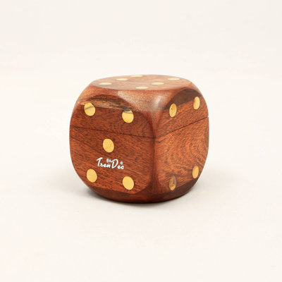 Dés en bois brun avec finition naturelle