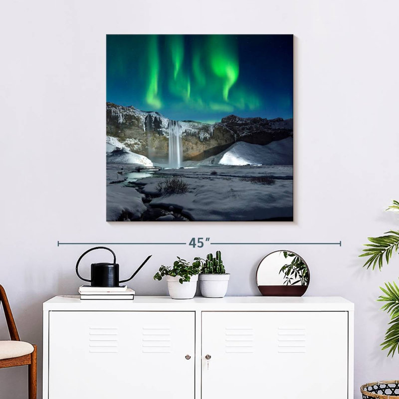 Alvord Aurora au-dessus de la cascade de Skogafoss, H 30 po x l 30 po