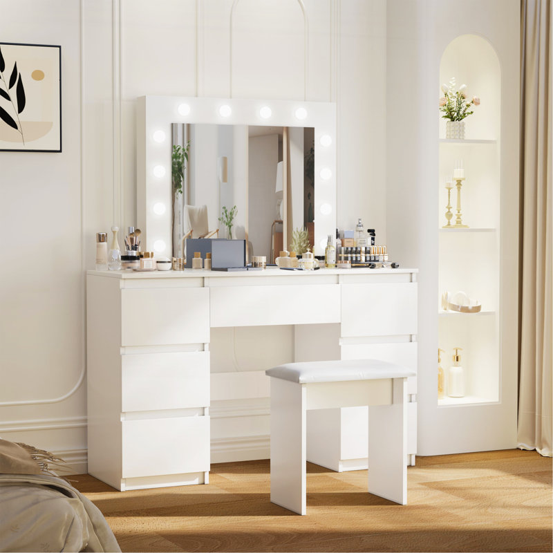 Grandes tables de coiffeuse blanches avec miroir et lumière