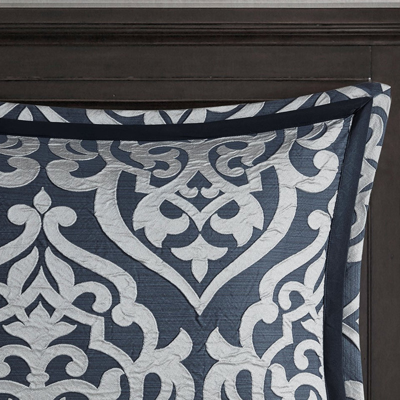 Couette bleu marine et argent pour lit King. Ensemble de 8 pièces avec garniture. Comprend 1 couette, 2 taies d'oreiller carrées, des coussins décoratifs et un cache-sommier. Motif texturé pour une touche d'élégance. Utilisation toute l'année.