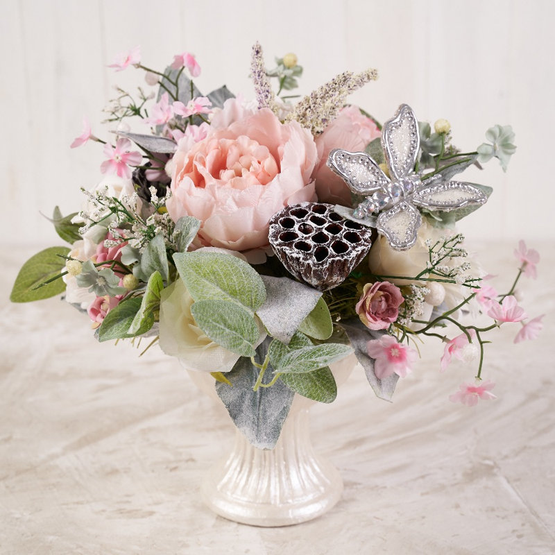 Arrangement floral rosé dans un vase