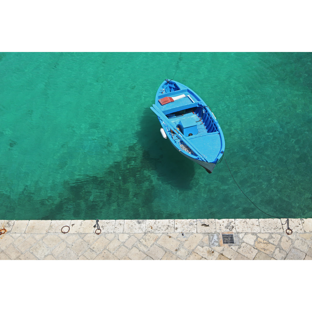 Blaues Boot von oben in Tricase Porto, Apulien Italien von ROMAOSLO - Druck ohne Rahmen auf Leinwand