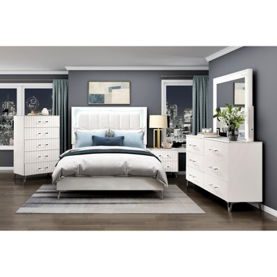 Grand lit blanc avec tête de lit tapissier en faux marbre et pieds en métal