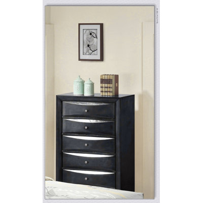 Commode contemporaine à 5 tiroirs 1 pièce au fini noir et bois massif pour le rangement et l'élégance de la chambre à coucher