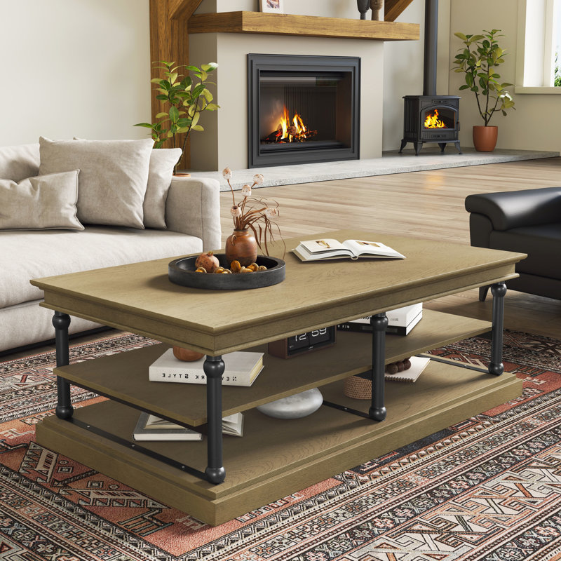 Table basse moderne marron de 140 cm (55,1 pouces) avec pattes noires et 2 étagères de rangement ouvertes, idéale pour exposer des magazines et des livres. Décoration en bois.