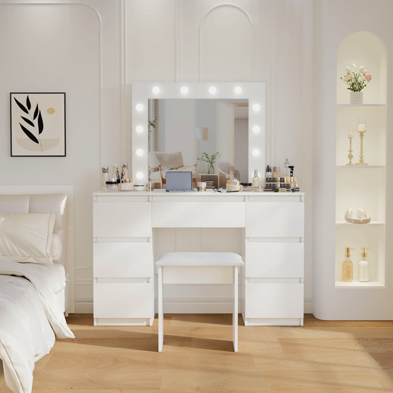 Grandes tables de coiffeuse blanches avec miroir et lumière