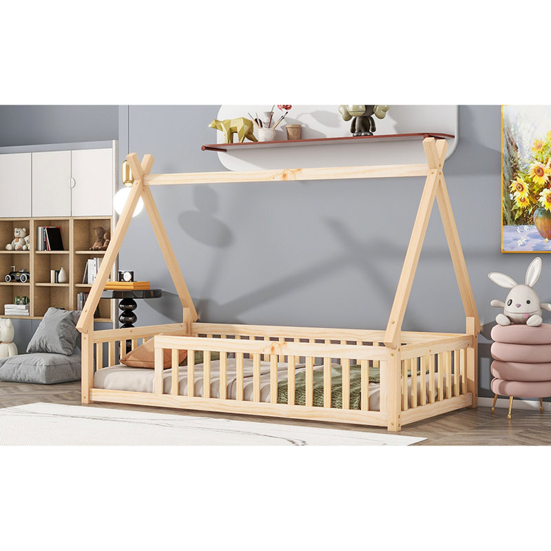 Lit simple naturel avec motif de tente - Transformez le plancher élégant de votre chambre à coucher en le rendant plus attrayant